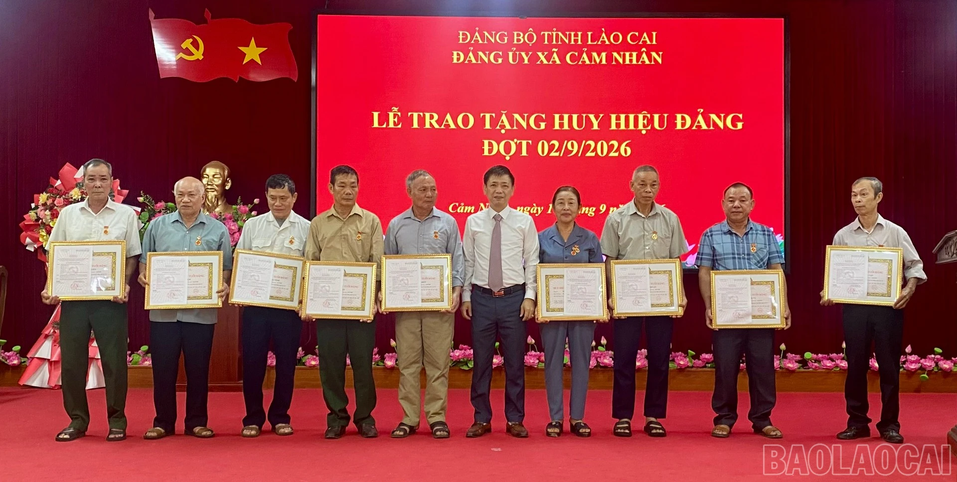 Lãnh đạo Đảng ủy xã trao Huy hiệu Đảng cho các đảng viên. baolaocai-br_anh-5.jpg