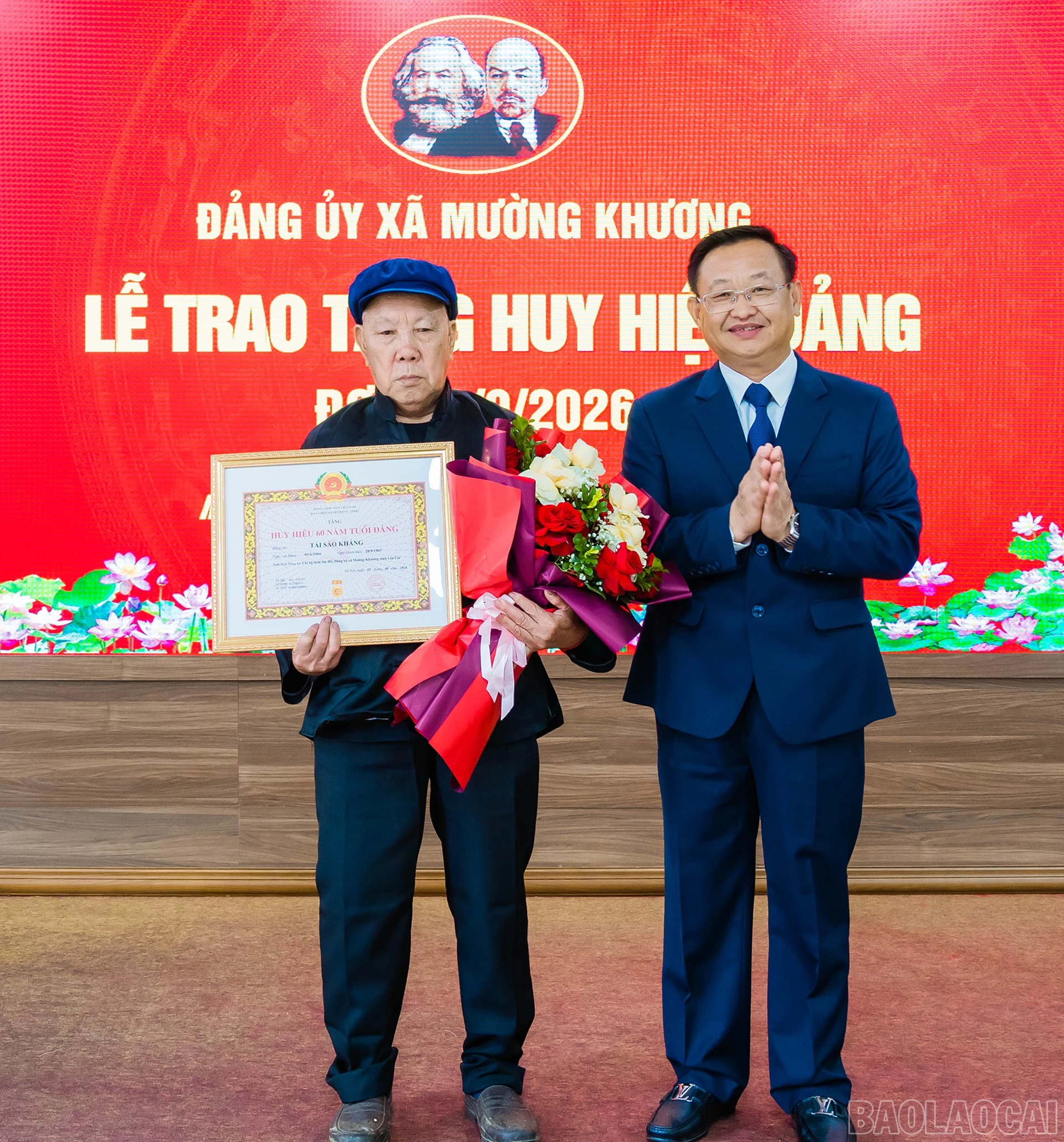 Đảng viên Tải Sào Kháng, Chi bộ thôn Sín Hồ, xã Mường Khương, vinh dự được nhận Huy hiệu 60 năm tuổi Đảng. baolaocai-br_m1.jpg