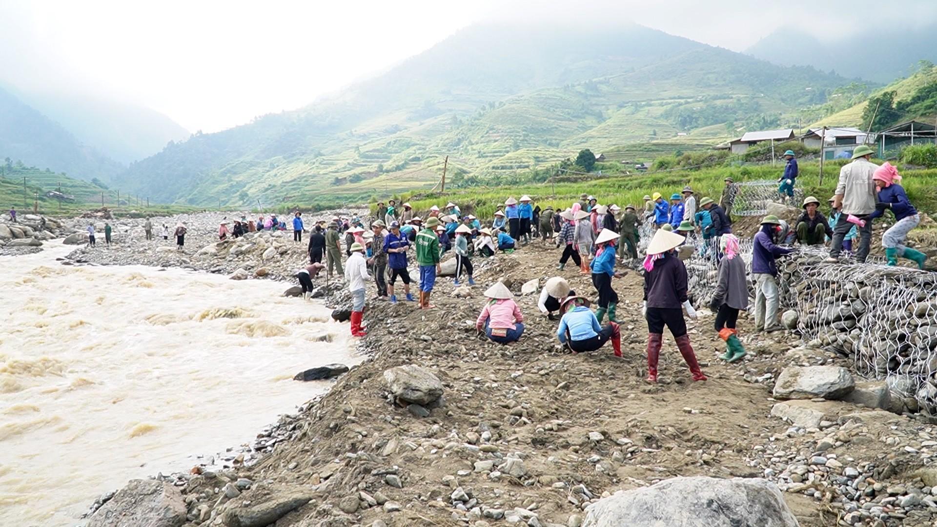 Hơn 400 người tham gia "Ngày cuối tuần cùng dân" xây kè chỉnh trị lũ. cuoi-tuan-ld-5.jpg