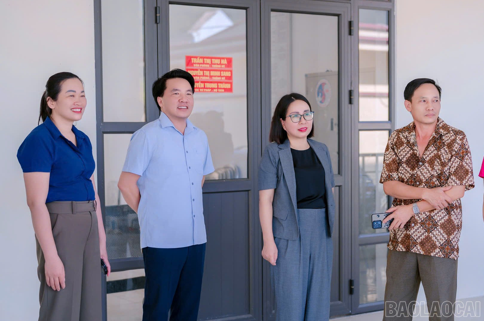 Đồng chí Lý Thị Vinh - Bí thư Đảng ủy xã Bảo Thắng trao đổi với cán bộ xã về định hướng phát triển kinh tế - xã hội của trong thời gian tới. baolaocai-br_z7427882571967-a5d5f538e44d1ec16976fe9abffe26eb.jpg