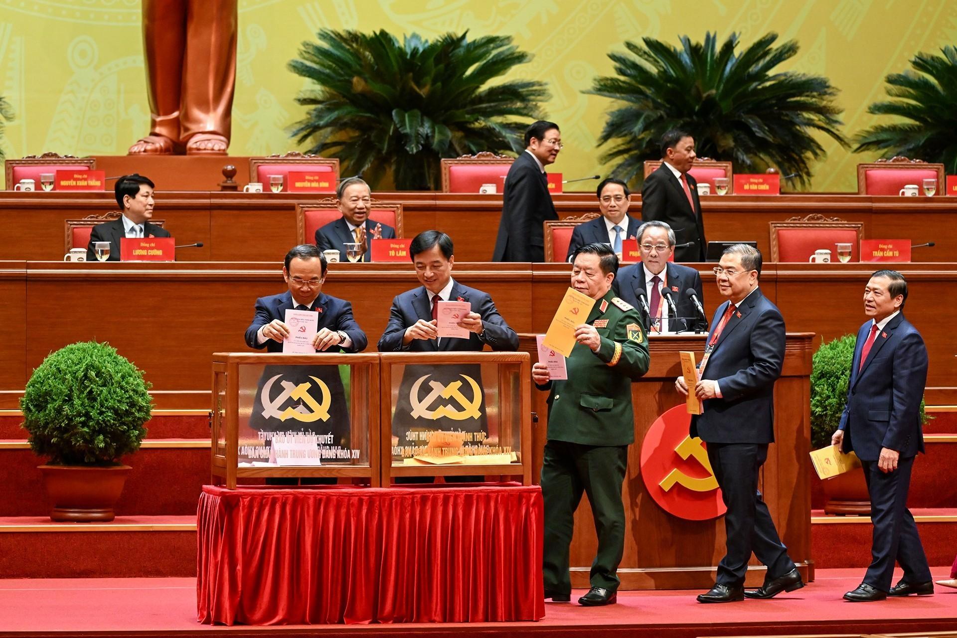 C&aacute;c l&atilde;nh đạo Đảng v&agrave; Nh&agrave; nước bỏ phiếu bầu Ban Chấp h&agrave;nh Trung ương kh&oacute;a XIV.