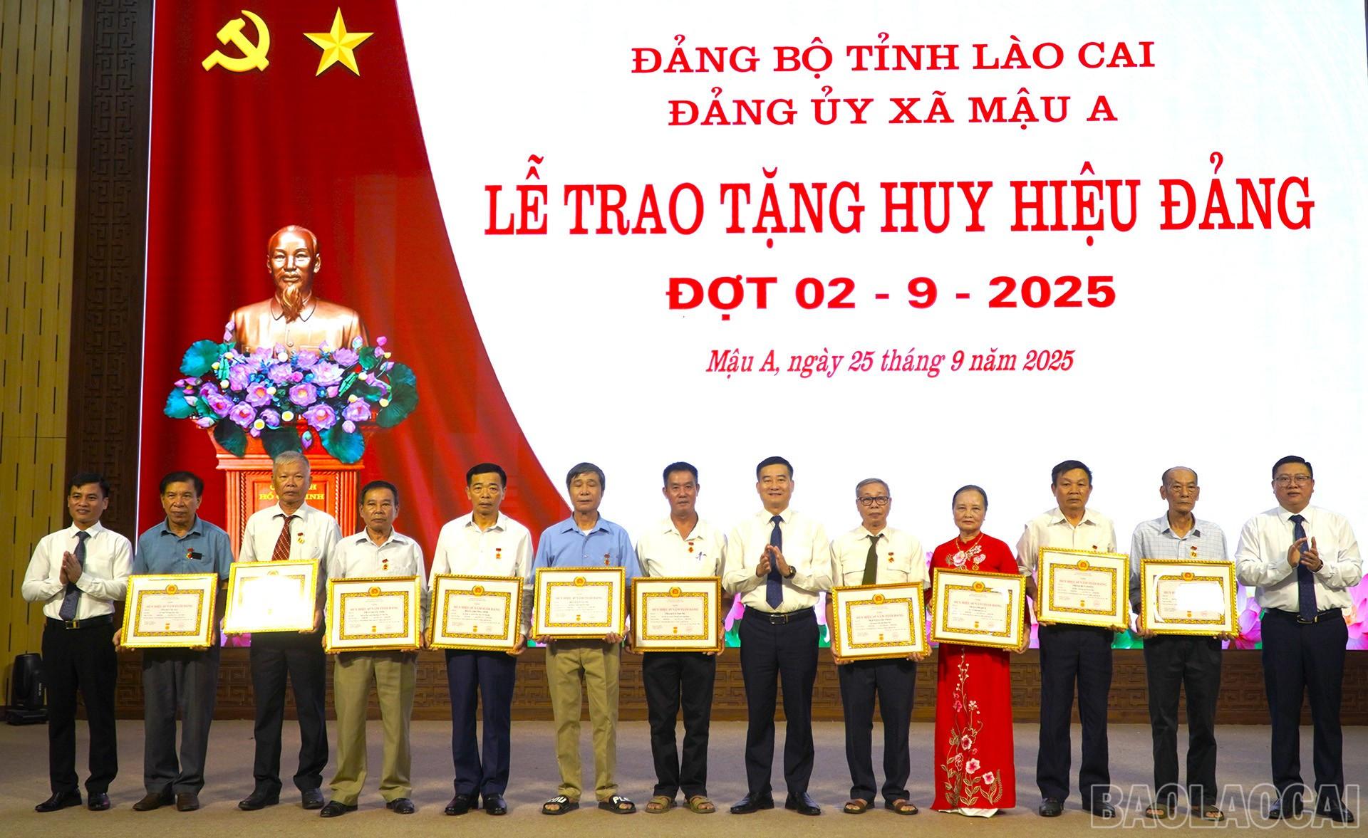 Lãnh đạo xã trao Huy hiệu 40 năm tuổi Đảng cho các đảng viên.