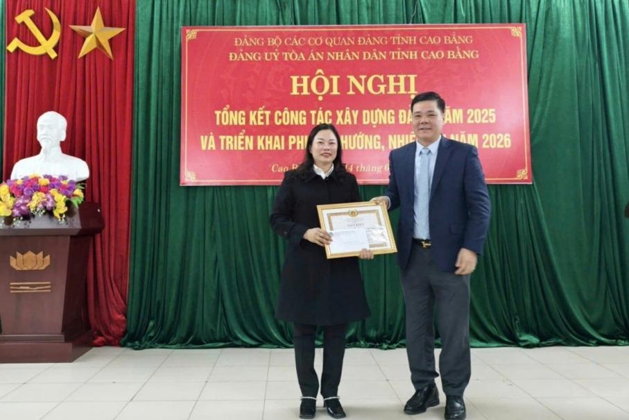 Đồng ch&iacute; Th&acirc;n Quốc H&ugrave;ng, B&iacute; thư Đảng ủy, Ch&aacute;nh &aacute;n T&ograve;a &aacute;n nh&acirc;n d&acirc;n tỉnh trao Giấy khen cho tập thể ho&agrave;n th&agrave;nh xuất sắc nhiệm vụ ti&ecirc;u biểu năm 2025.