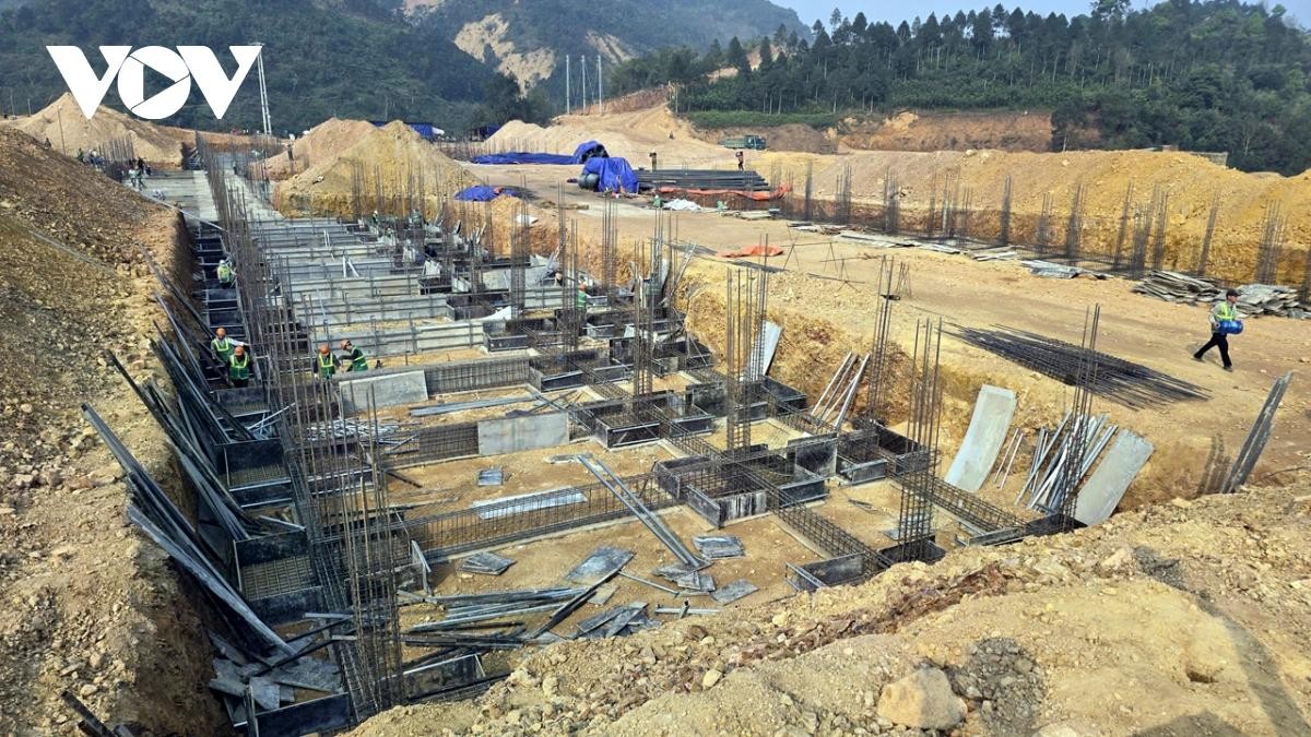 C&ocirc;ng trường Trường Phổ th&ocirc;ng nội tr&uacute; tại A M&uacute; Sung