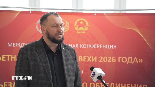 Tiến sỹ lịch sử Anton Bredikhin, Trung tâm “Nga, Trung Quốc, thế giới” Viện HLKH Nga trả lời phỏng vấn của phóng viên trong khuôn khổ hội nghị.