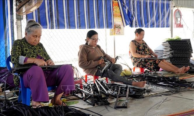 Người cao tuổi gia c&ocirc;ng sản phẩm m&acirc;y đan xuất khẩu.