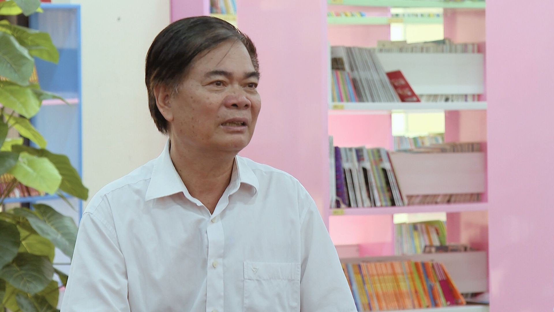 Nhà văn Đoàn Hữu Nam, Hội viên Hội Liên hiệp Văn học - Nghệ thuật tỉnh Lào Cai white-and-red-minimalist-hotel-presentation-2.jpg