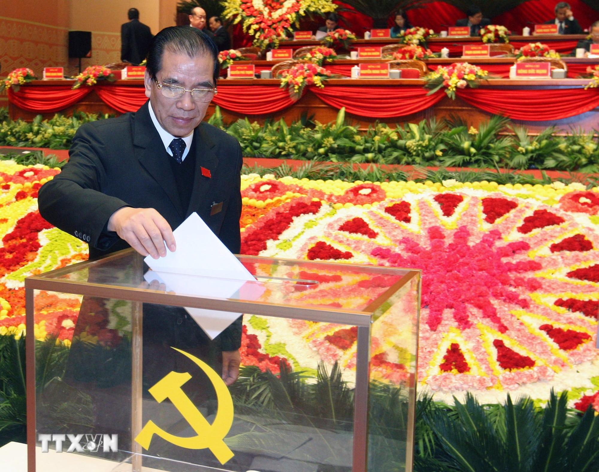 Tổng B&iacute; thư N&ocirc;ng Đức Mạnh bỏ phiếu tại Đại hội. (Ảnh: TTXVN)