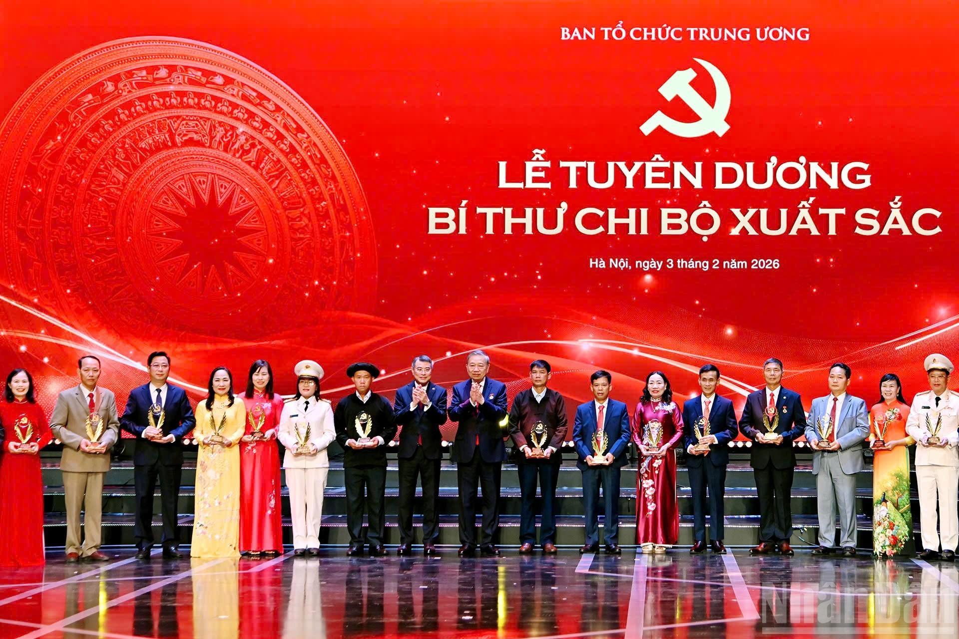 Tổng B&iacute; thư T&ocirc; L&acirc;m v&agrave; đồng ch&iacute; L&ecirc; Minh Hưng, Ủy vi&ecirc;n Bộ Ch&iacute;nh trị, B&iacute; thư Trung ương Đảng, Trưởng Ban Tổ chức Trung ương, trao biểu trưng cho c&aacute;c b&iacute; thư chi bộ xuất sắc. (Ảnh: THỦY NGUY&Ecirc;N)