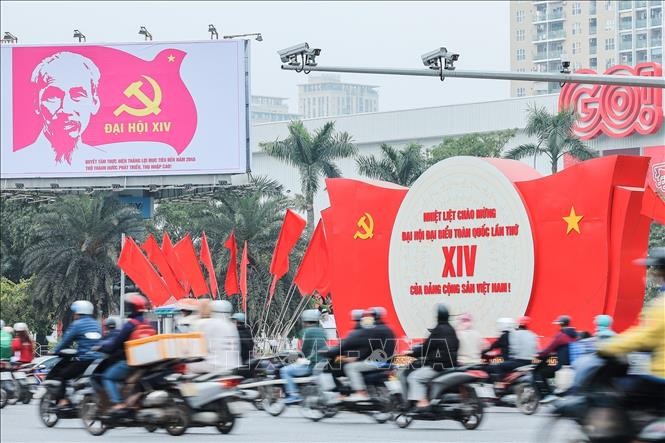Kh&ocirc;ng kh&iacute; ch&agrave;o mừng Đại hội XIV của Đảng lan tỏa qua từng pano, bảng tuy&ecirc;n truyền tr&ecirc;n đường phố H&agrave; Nội. Ảnh: L&ecirc; Đ&ocirc;ng/TTXVN