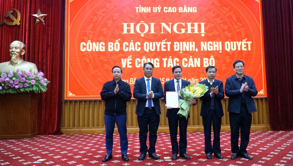 Thường trực Tỉnh ủy trao quyết định v&agrave; tặng hoa ch&uacute;c mừng đồng ch&iacute; Đỗ Văn Thắng, Chủ nhiệm Ủy ban Kiểm tra Tỉnh ủy. 
