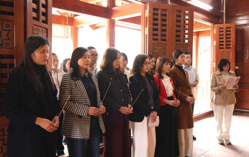 Đảng viên Chi bộ Phóng viên - Báo Điện tử, Chi bộ Chuyên đề - Dân tộc dâng hương tại