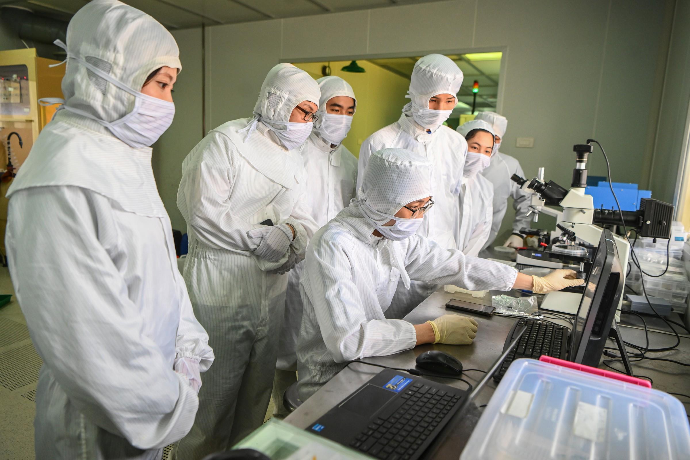 Ph&ograve;ng sạch, Trung t&acirc;m Nano v&agrave; Năng lượng tại trường Đại học Khoa học Tự nhi&ecirc;n - Đại học Quốc gia H&agrave; Nội, nơi đ&agrave;o tạo v&agrave; nghi&ecirc;n cứu về b&aacute;n dẫn.