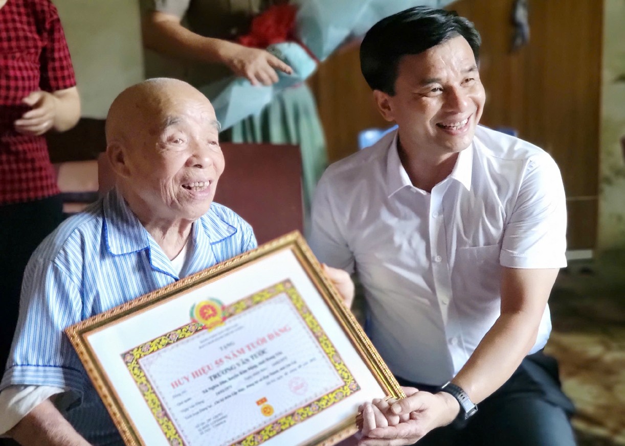 Ông Đoàn Ngọc Tuyến - Bí thư Đảng ủy, Chủ tịch HĐND xã Hợp Thành trao Huy hiệu Đảng dịp 2/9/2025.