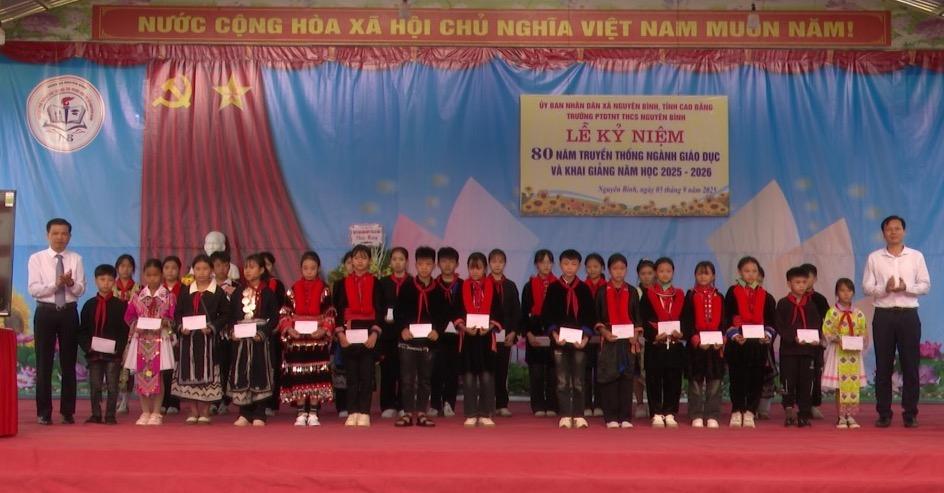 Chủ tịch HĐND tỉnh Bế Thanh Tịnh tặng quà học sinh có hoàn cảnh khó khăn.