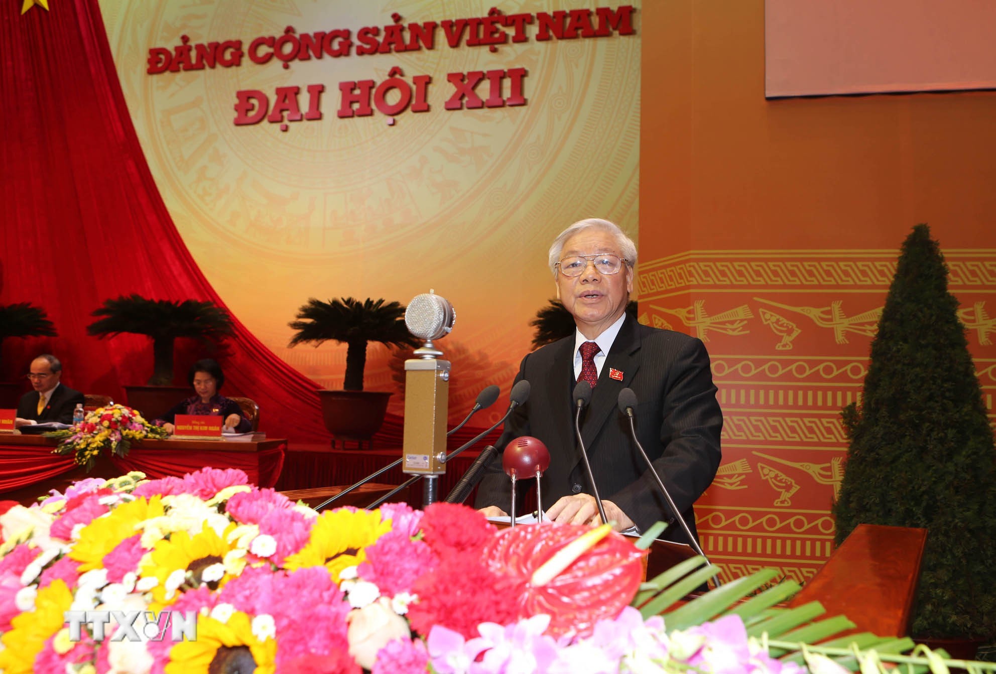 Tổng B&iacute; thư Nguyễn Ph&uacute; Trọng đọc B&aacute;o c&aacute;o của Ban Chấp h&agrave;nh Trung ương Đảng kh&oacute;a XI về c&aacute;c văn kiện tr&igrave;nh Đại hội XII của Đảng.