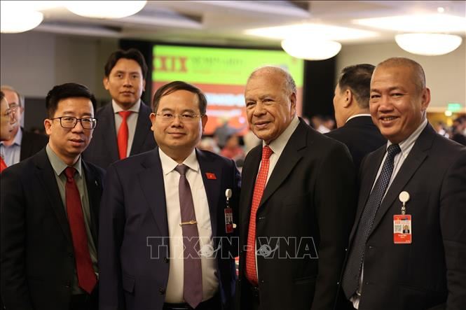 Đồng chí Quản Minh Cường chụp ảnh cùng Tổng Bí thư Đảng Lao động (PT) Mexico Alberto Anaya Gutiérrez tại hội thảo.