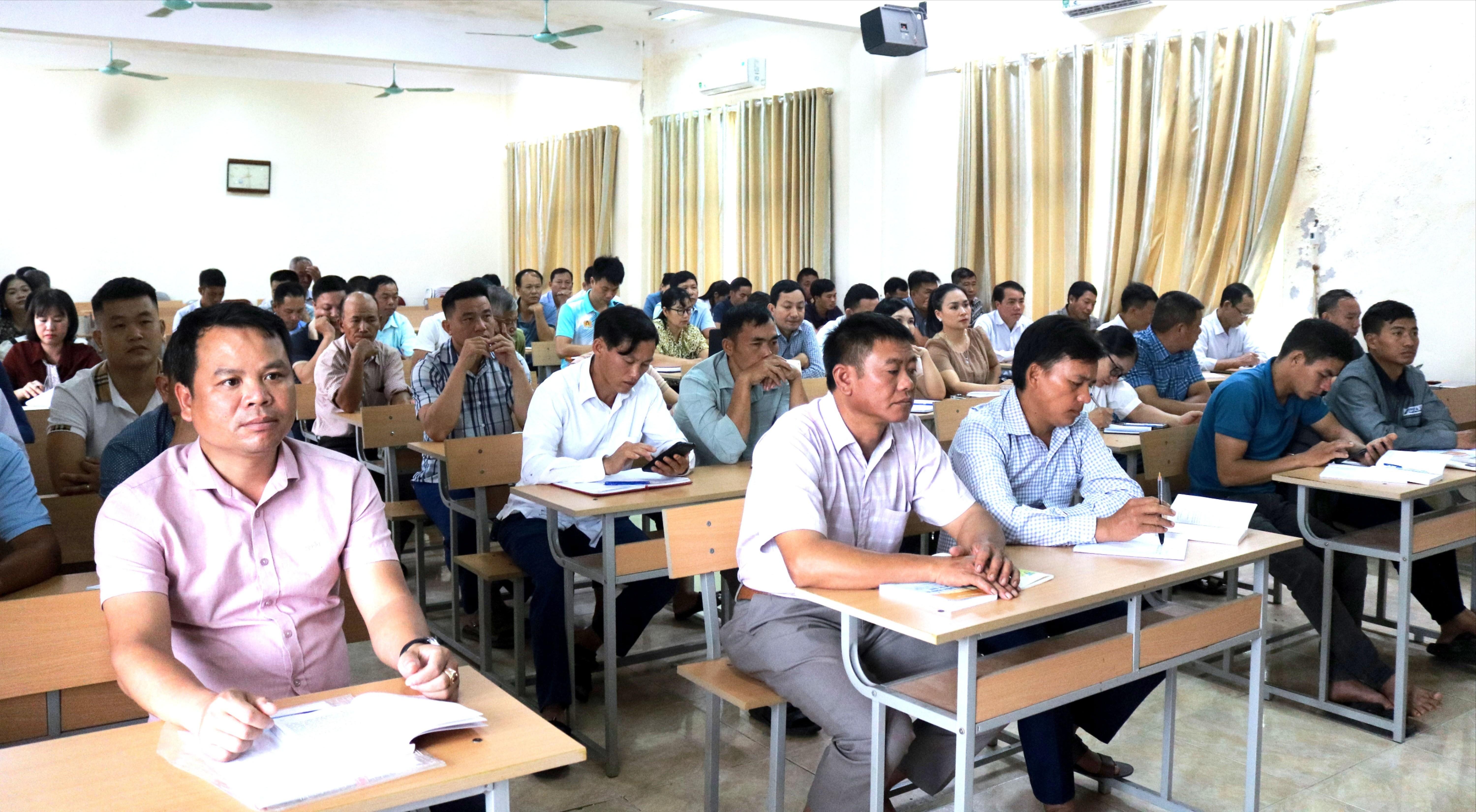 Các học viên tham gia lớp bồi dưỡng. hocvien-4285.jpg