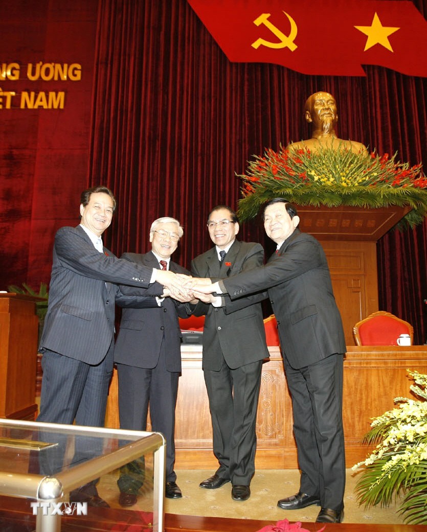 C&aacute;c đồng ch&iacute; N&ocirc;ng Đức Mạnh, Tổng B&iacute; thư Ban Chấp h&agrave;nh Trung ương Đảng kh&oacute;a X, Trương Tấn Sang, Ủy vi&ecirc;n Bộ Ch&iacute;nh trị v&agrave; Nguyễn Tấn Dũng, Ủy vi&ecirc;n Bộ Ch&iacute;nh trị ch&uacute;c mừng đồng ch&iacute; Nguyễn Ph&uacute; Trọng được bầu l&agrave;m Tổng B&iacute; thư Ban Chấp h&agrave;nh Trung ương Đảng kh&oacute;a XI. (Ảnh: TTXVN)