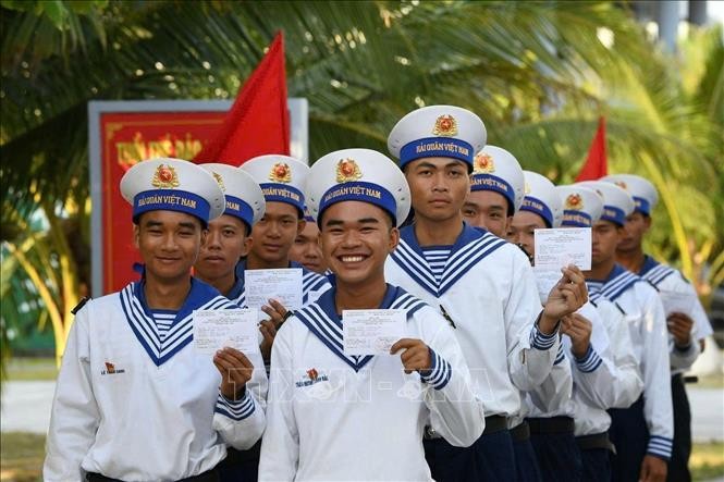 Cử tri Trường Sa háo hức cầm thẻ cử tri trên tay đến điểm bầu cử. Cử tri Trường Sa háo hức cầm thẻ cử tri trên tay đến điểm bầu cử.