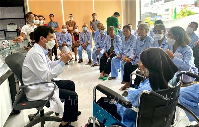 B&aacute;c sỹ Nguyễn Văn Cảnh tư vấn về chăm s&oacute;c, bảo vệ mắt cho người cao tuổi tỉnh Tuy&ecirc;n Quang.