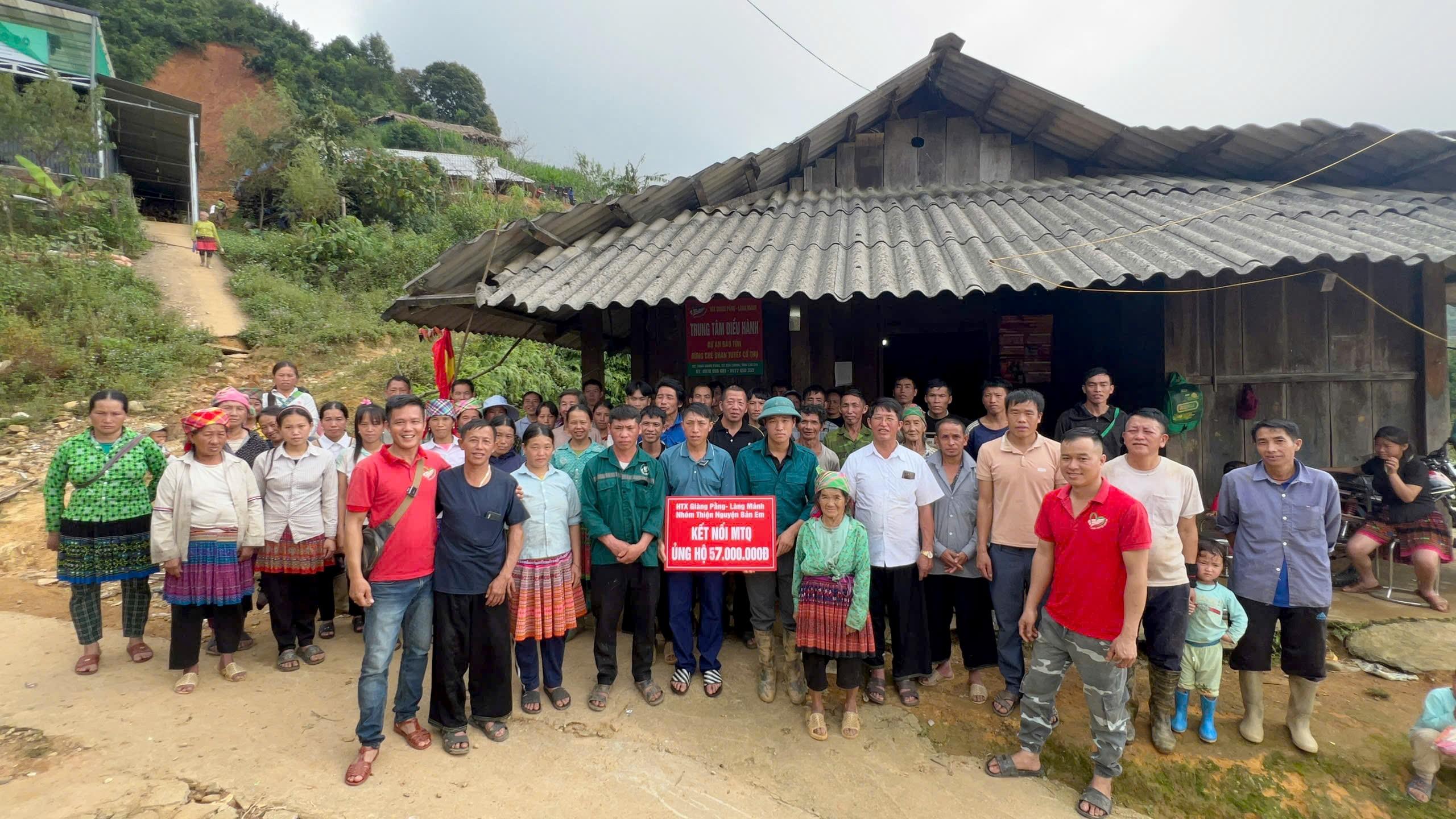 Các mạnh thường quân trao tặng quà cho các hộ bị thiệt hại do bão số 10 gây ra tại thôn Giàng Pằng. 5.jpg