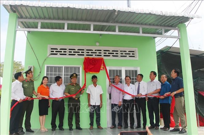 L&atilde;nh đạo tỉnh Bạc Li&ecirc;u v&agrave; đại diện l&atilde;nh đạo Bộ C&ocirc;ng an thực hiện nghi thức kh&aacute;nh th&agrave;nh, b&agrave;n giao nh&agrave; đến hộ d&acirc;n.