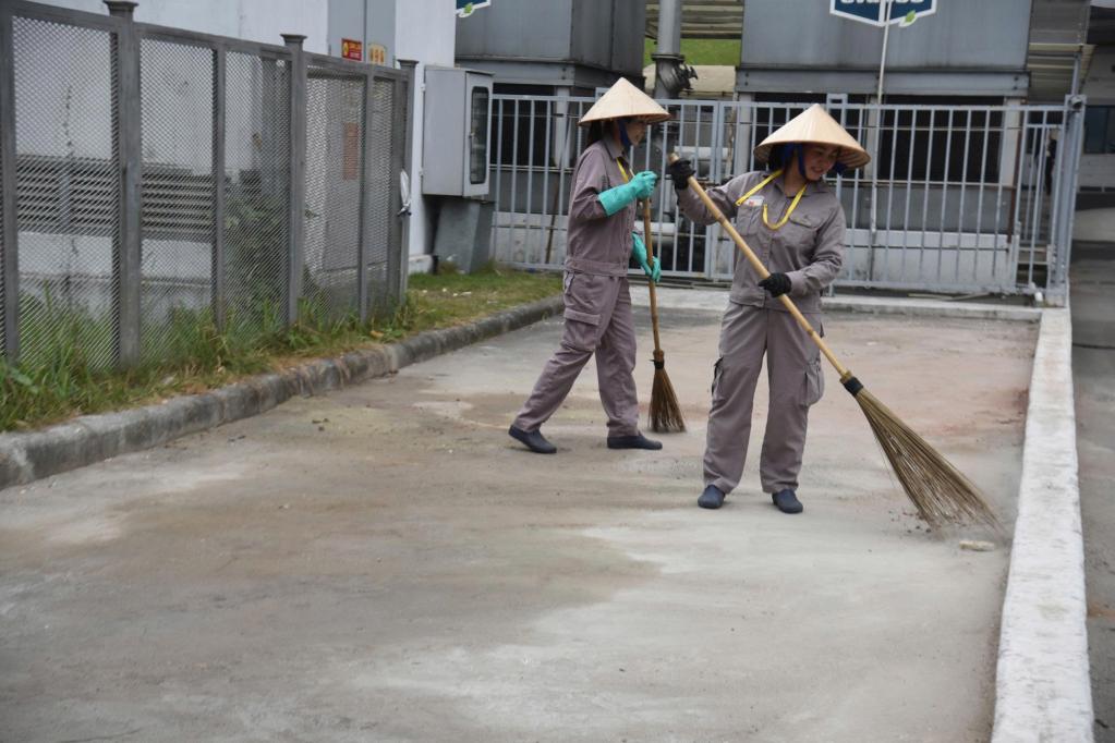 Nh&acirc;n vi&ecirc;n vệ sinh thực hiện nhiệm vụ vệ sinh xung quanh khu vực Trung t&acirc;m Hội nghị Quốc gia, sẵn s&agrave;ng cho đại hội.