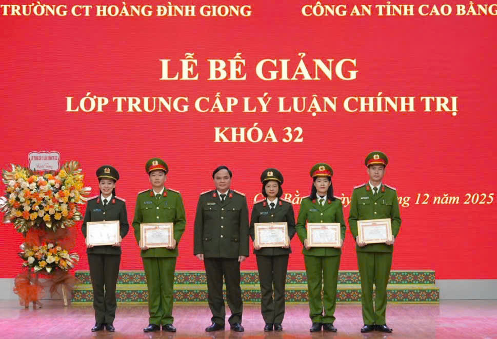 L&atilde;nh đạo C&ocirc;ng an tỉnh trao giấy khen cho 5 học vi&ecirc;n c&oacute; th&agrave;nh t&iacute;ch xuất sắc.