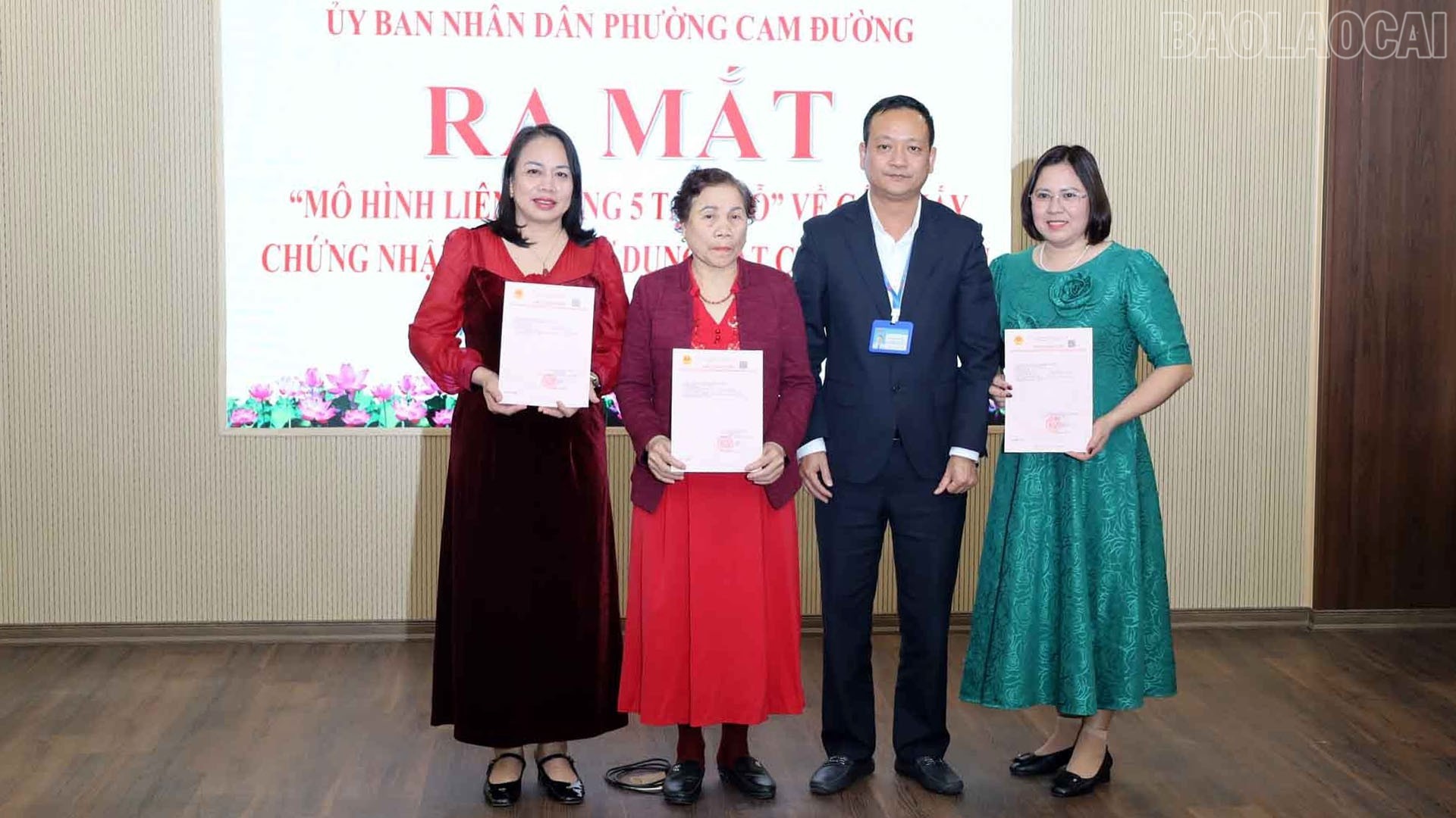 Đồng chí Vũ Hùng Dũng - Bí thư Đảng ủy, Chủ tịch HĐND phường Cam Đường trao giấy chứng nhận quyền sử dụng đất cho các hộ dân. image-2.jpg