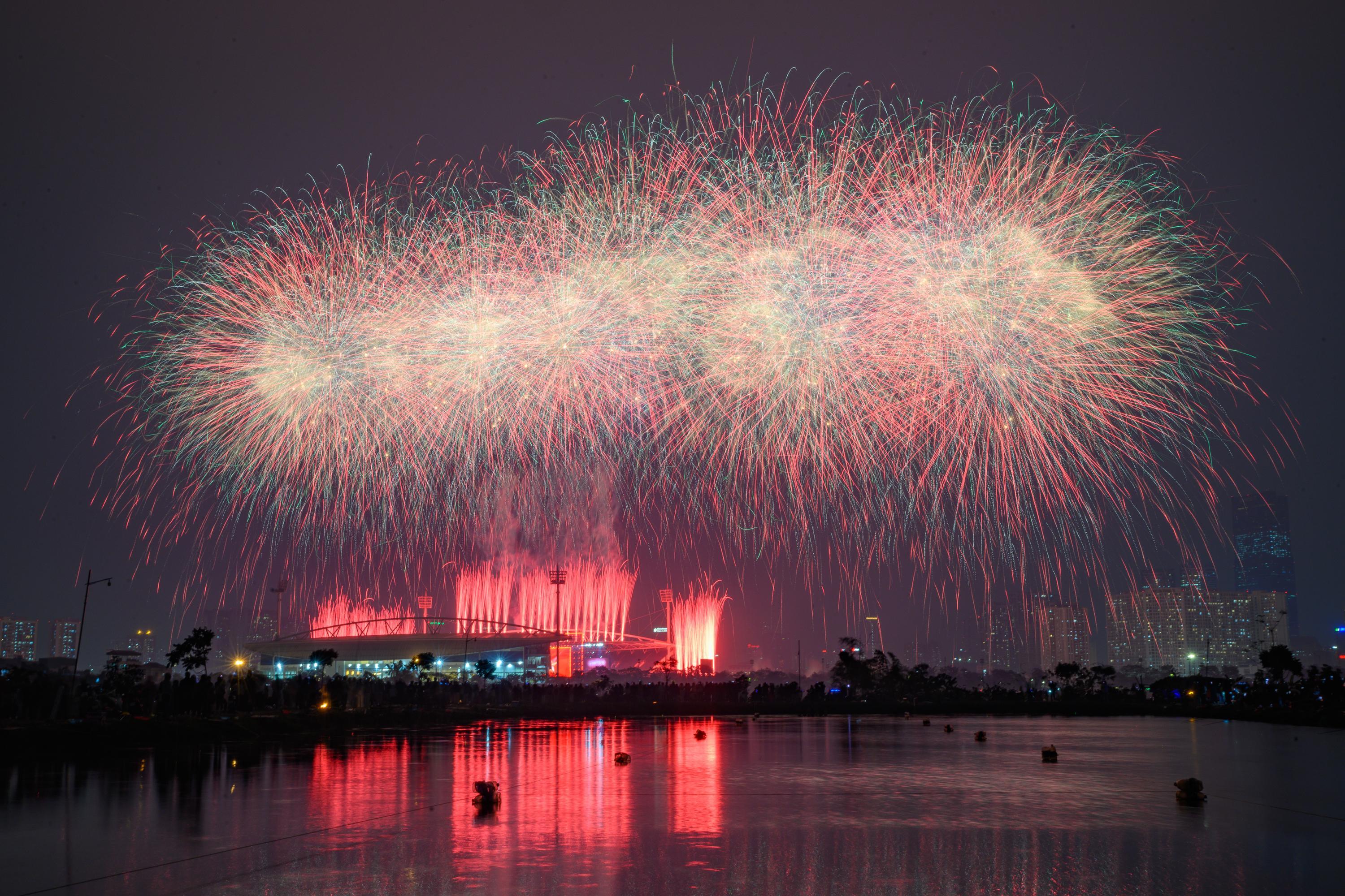 Những dải &aacute;nh s&aacute;ng lung linh uốn lượn, nhuộm thắm kh&ocirc;ng gian, tạo n&ecirc;n khung cảnh l&atilde;ng mạn nhưng cũng đầy uy nghi&ecirc;m.