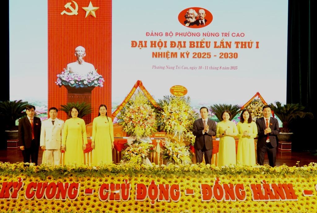 Phó Bí thư Tỉnh ủy, Chủ tịch UBND tỉnh Lê Hải Hòa tặng hoa chúc mừng Đại hội.