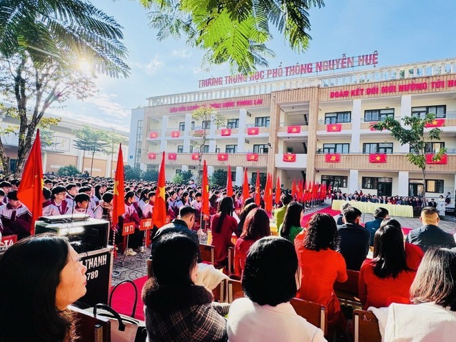 Rực đỏ kh&ocirc;ng kh&iacute; hướng về Đại hội XIV của Đảng tại Trường THPT Nguyễn Huệ, tỉnh L&agrave;o Cai.