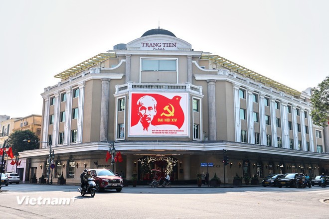 Tr&ecirc;n m&agrave;n h&igrave;nh LED của trung t&acirc;m thương mại Tr&agrave;ng Tiền tr&igrave;nh chiếu h&igrave;nh ảnh, biểu tượng ch&agrave;o mừng Đại hội Đảng.
