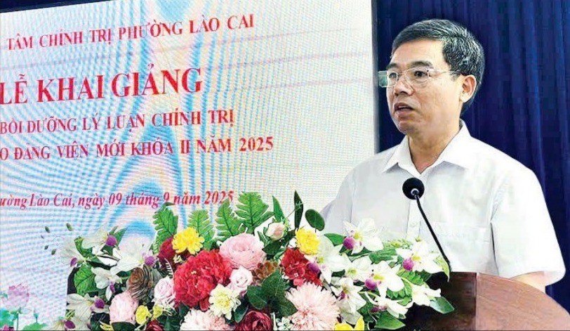 Đồng chí Trần Văn Thiện – Phó Bí thư Thường trực Đảng ủy phường Lào Cai phát biểu tại Lễ khai giảng lớp bồi dưỡng. z6992038544529-ce039a19d184aa0c39a0b5dba8219341-8454-10.jpg