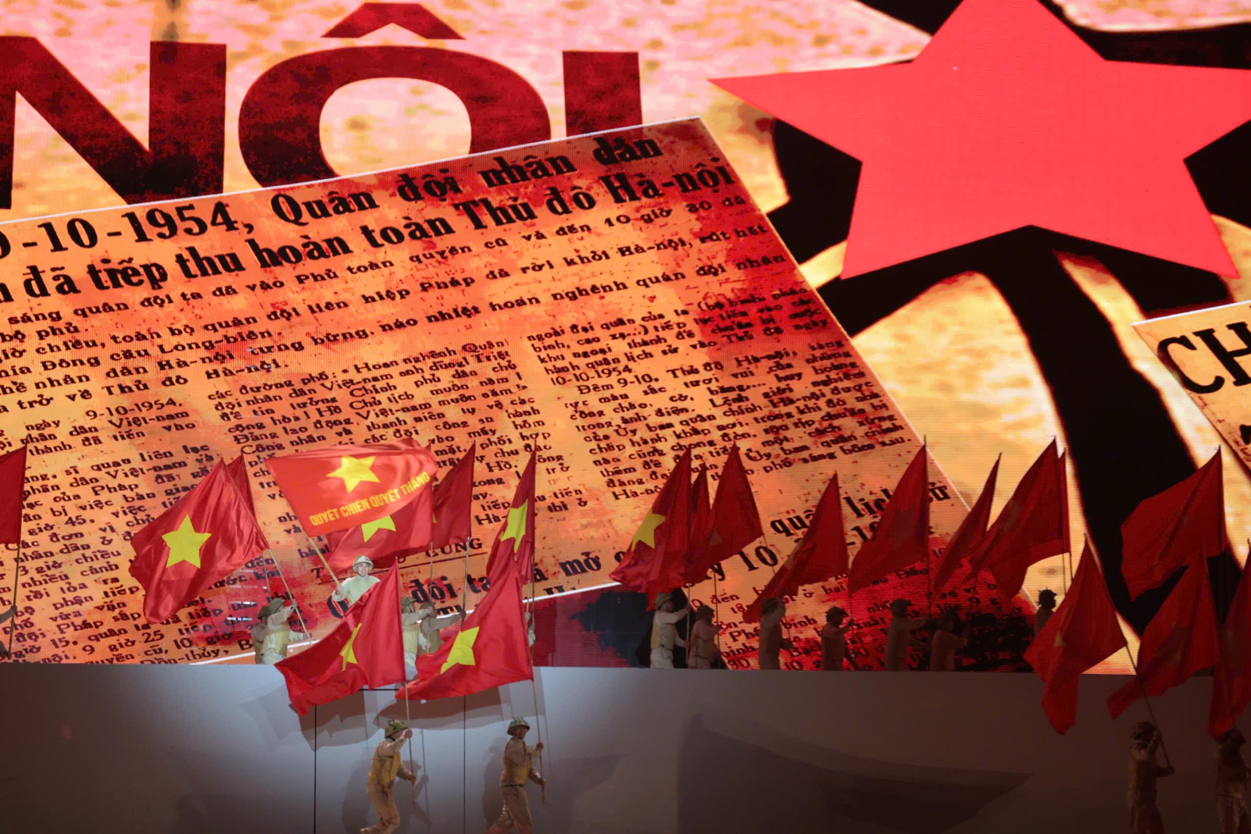 C&aacute;c m&agrave;n h&igrave;nh LED tương t&aacute;c v&agrave; c&ocirc;ng nghệ tr&igrave;nh chiếu 3D Mapping đ&atilde; t&aacute;i hiện lại những mốc son ch&oacute;i lọi của Đảng trong gần một thế kỷ qua.