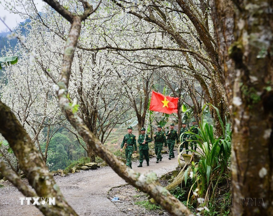 Cán bộ, chiến sỹ Đồn Biên phòng Thàng Tín (Hà Giang) tuần tra, kiểm soát địa bàn.