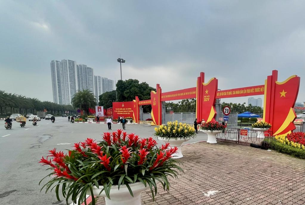 Khu vực trung t&acirc;m Hội nghị Quốc gia trang ho&agrave;ng cờ hoa.