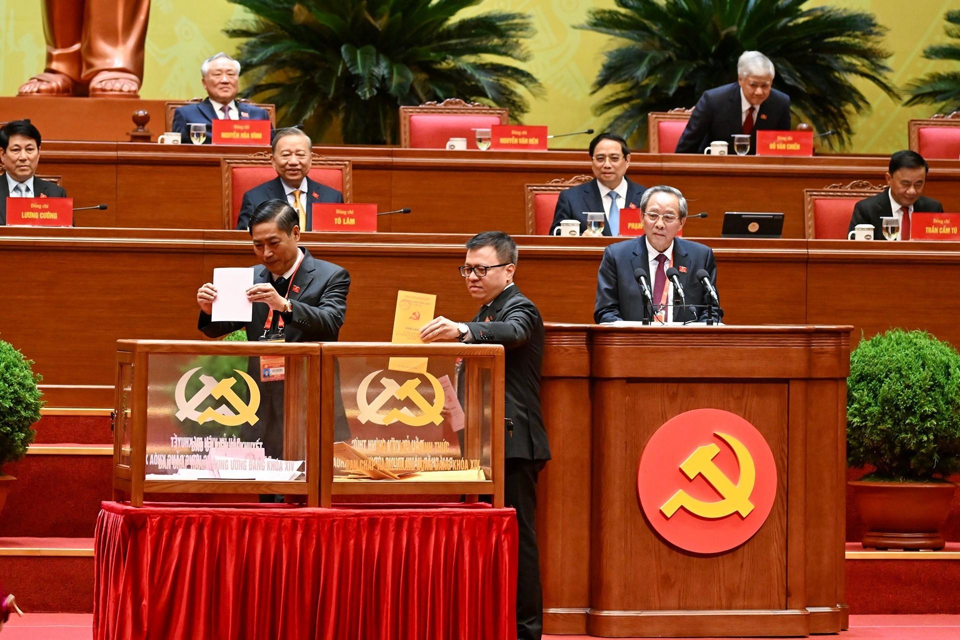 C&aacute;c đại biểu bỏ phiếu bầu Ban Chấp h&agrave;nh Trung ương kh&oacute;a XIV.