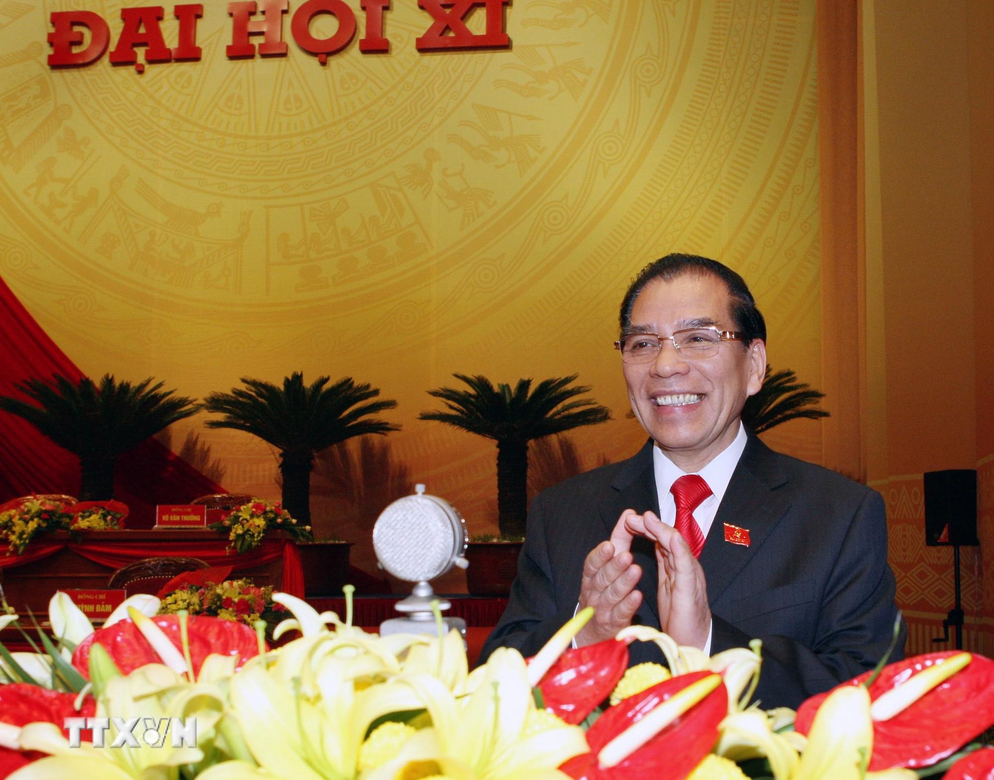 Tổng B&iacute; thư N&ocirc;ng Đức Mạnh đọc b&aacute;o c&aacute;o của Ban Chấp h&agrave;nh Trung ương Đảng kh&oacute;a X về c&aacute;c văn kiện tr&igrave;nh Đại hội XI. (Ảnh: TTXVN)