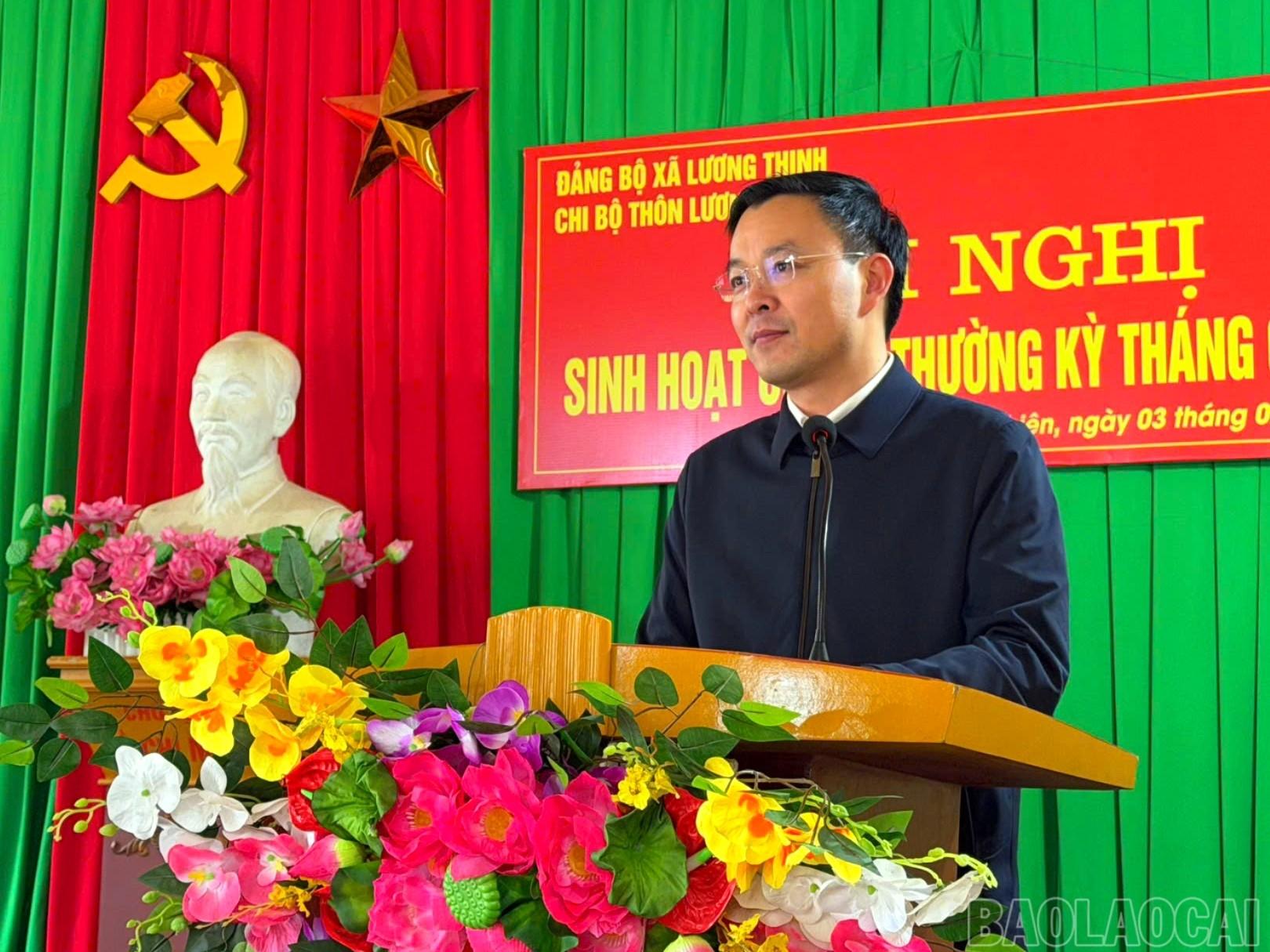 Đồng ch&iacute; An Ho&agrave;ng Linh ph&aacute;t biểu tại buổi sinh hoạt chi bộ.