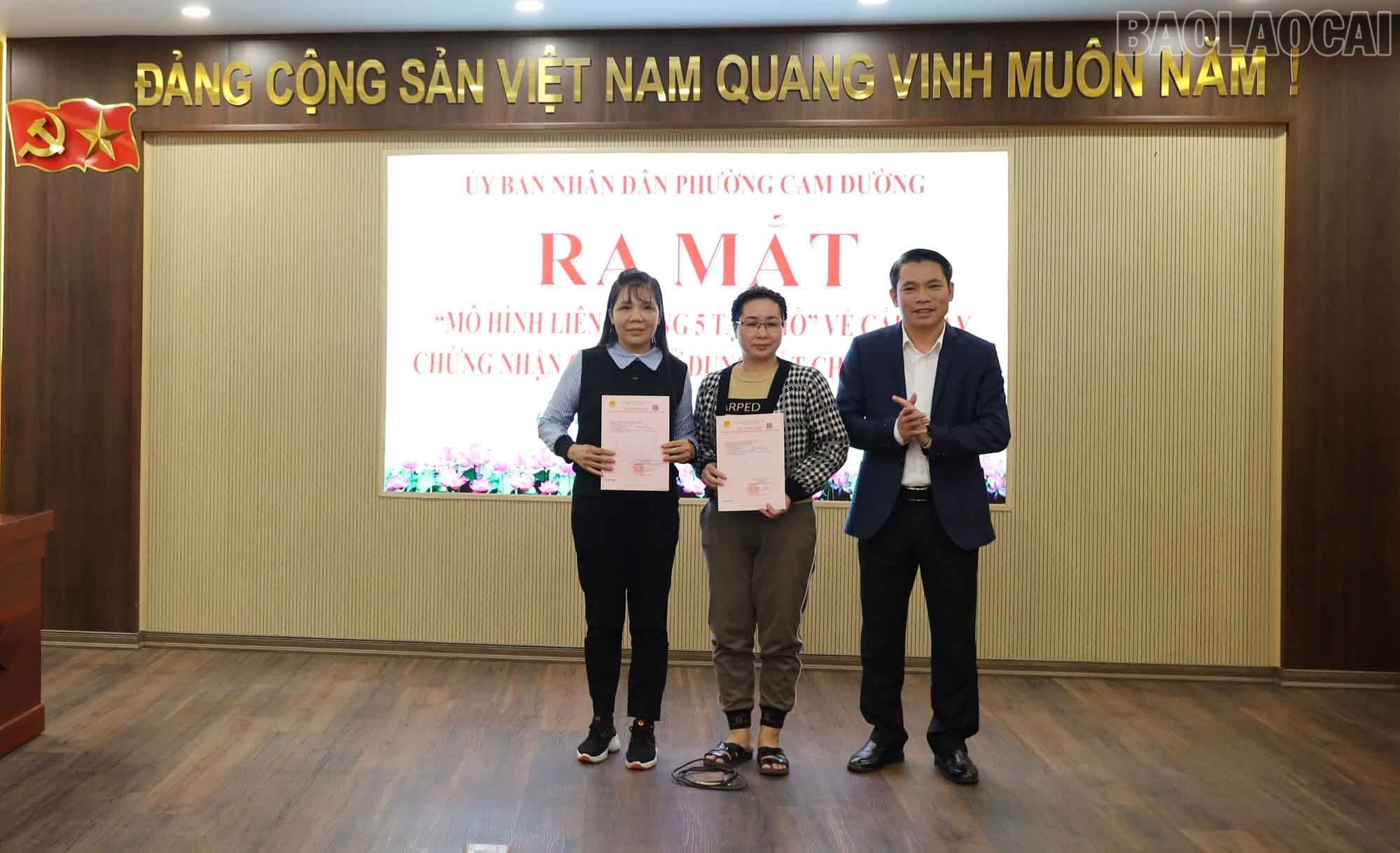 Đồng chí Nguyễn Xuân Nhẫn - Chủ tịch UBND phường Cam Đường trao giấy chứng nhận quyền sử dụng đất cho các hộ dân. image-3.jpg