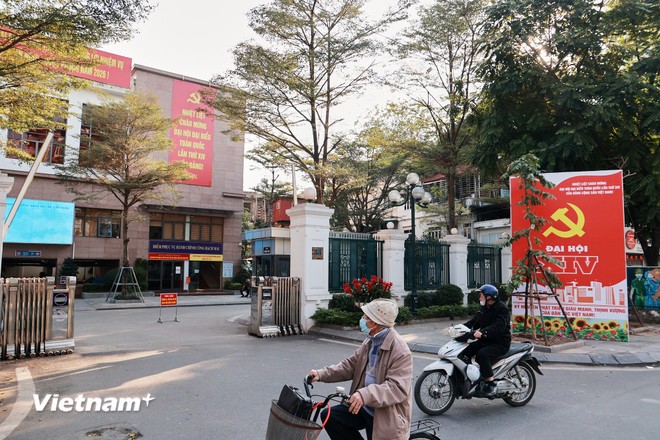 Trụ sở Đảng ủy, Ủy ban nh&acirc;n d&acirc;n phường Bạch Mai trang tr&iacute; mừng Đại hội Đảng XIV thu h&uacute;t sự quan t&acirc;m của người d&acirc;n.