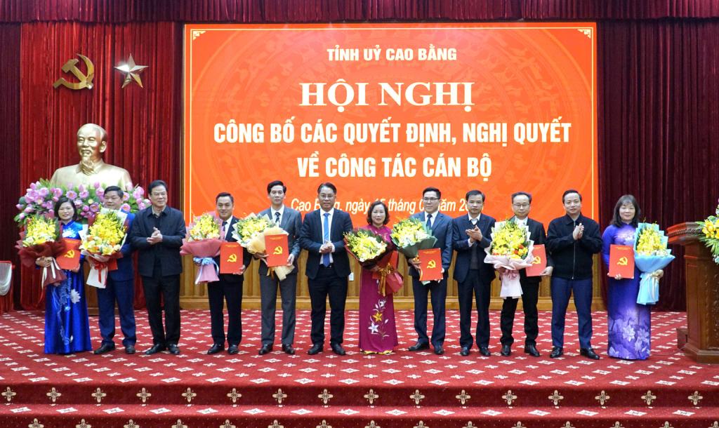C&aacute;c đồng ch&iacute; l&atilde;nh đạo tỉnh trao quyết định v&agrave; tặng hoa c&aacute;c đồng ch&iacute; nhận nhiệm vụ mới.
