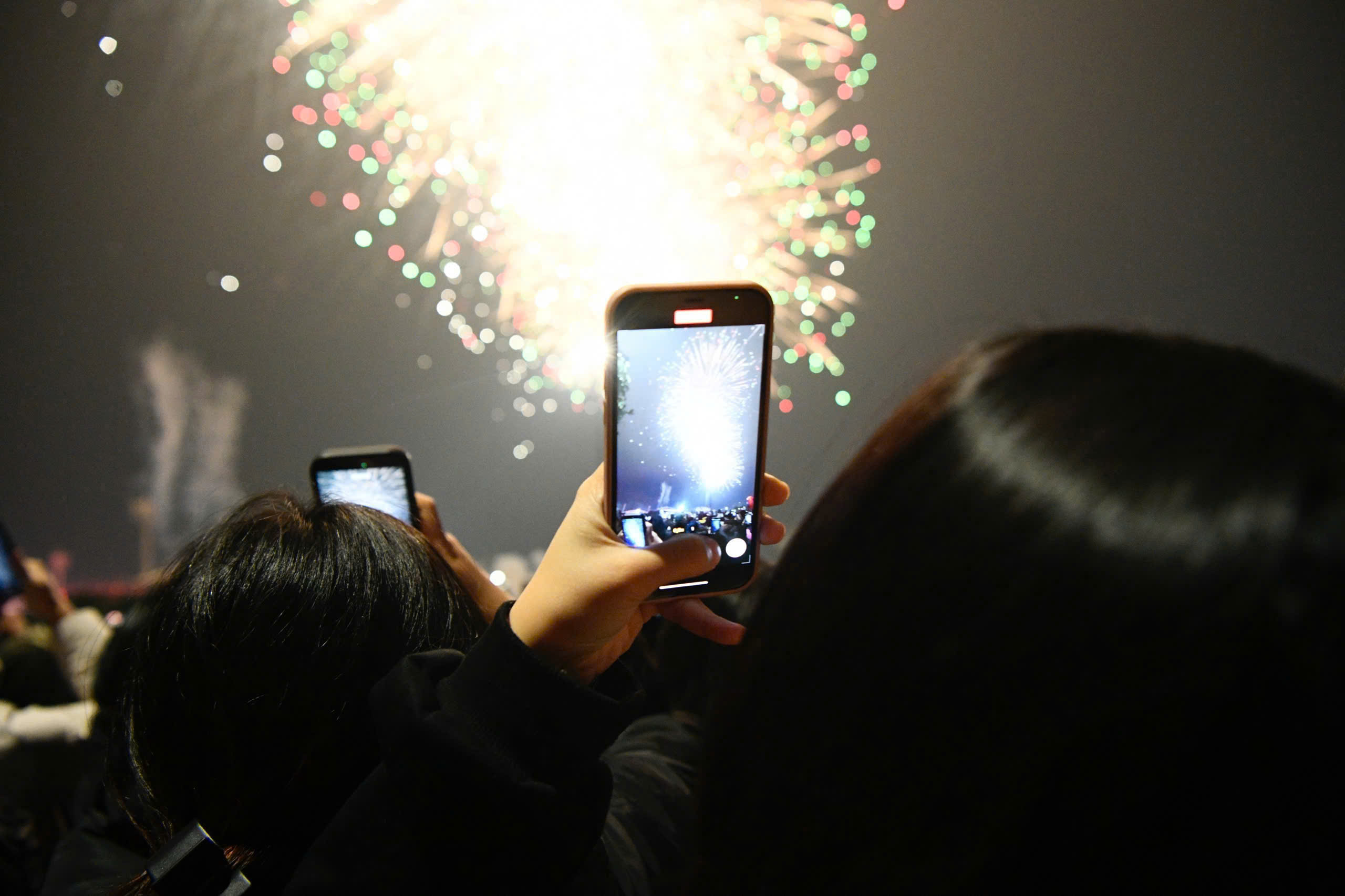 Dưới &aacute;nh đ&egrave;n v&agrave;ng lung linh v&agrave; &aacute;nh s&aacute;ng ph&aacute;o hoa, h&agrave;ng vạn tr&aacute;i tim c&ugrave;ng hướng về l&aacute; cờ Đảng, với niềm tin v&agrave; kh&aacute;t vọng về một kỷ nguy&ecirc;n vươn m&igrave;nh của d&acirc;n tộc.