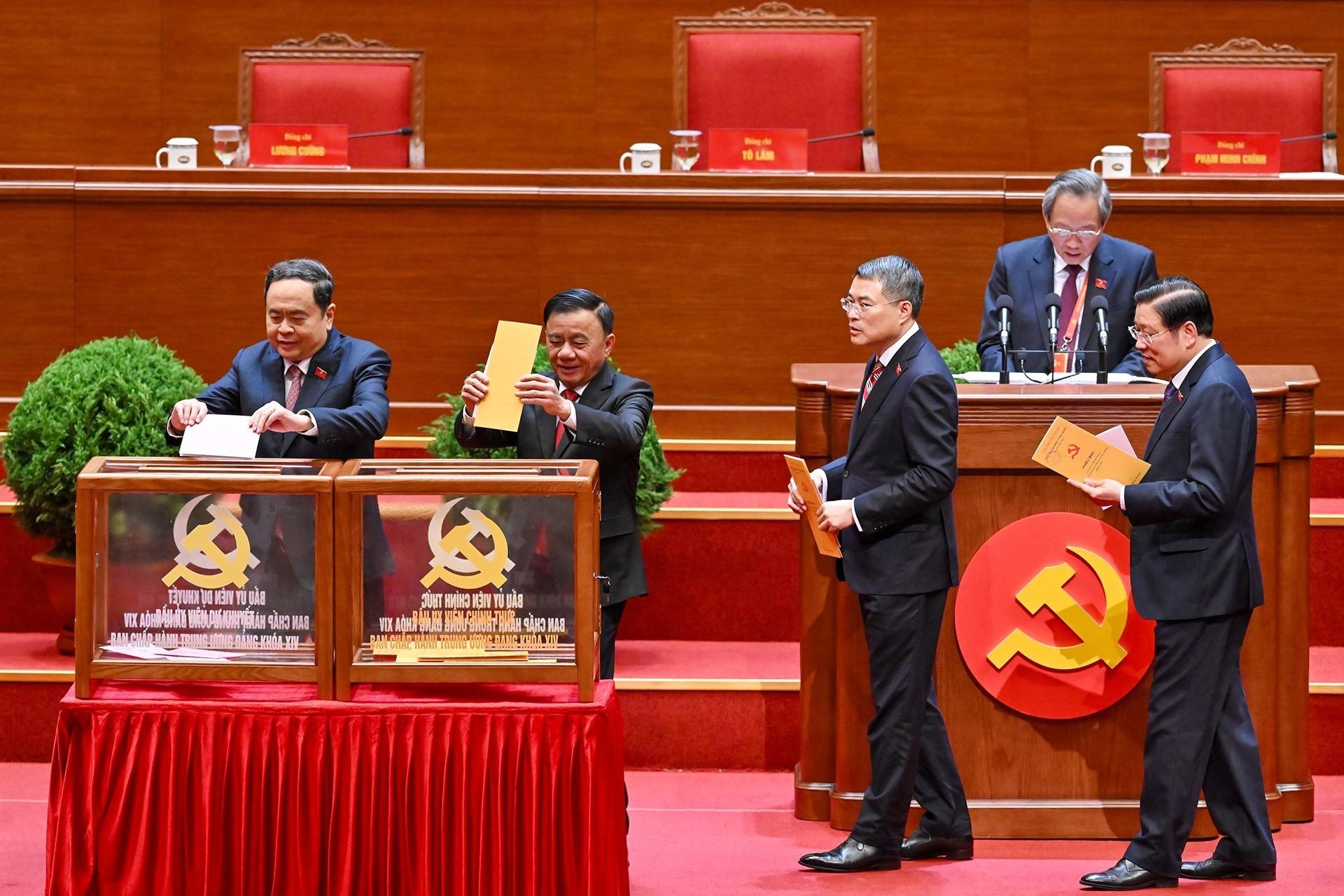 C&aacute;c l&atilde;nh đạo Đảng v&agrave; Nh&agrave; nước bỏ phiếu bầu Ban Chấp h&agrave;nh Trung ương kh&oacute;a XIV.