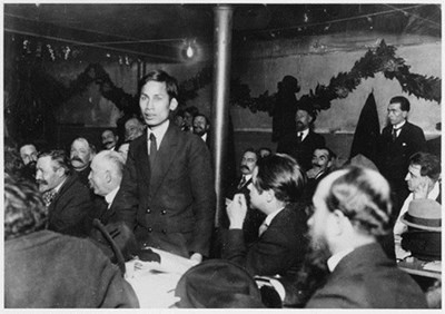 Nguyễn Ái Quốc phát biểu tại Đại hội Tours của Đảng Xã hội Pháp, tháng 12/1920. (Ảnh tư liệuTTXVN)