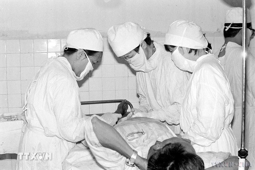 Bác sỹ Trung tâm Bảo vệ bà mẹ, trẻ em và Ủy ban Dân số và Kế hoạch hóa gia đình huyện Sóc Sơn (Hà Nội) tiến hành một ca mổ đình sản nam (1994).