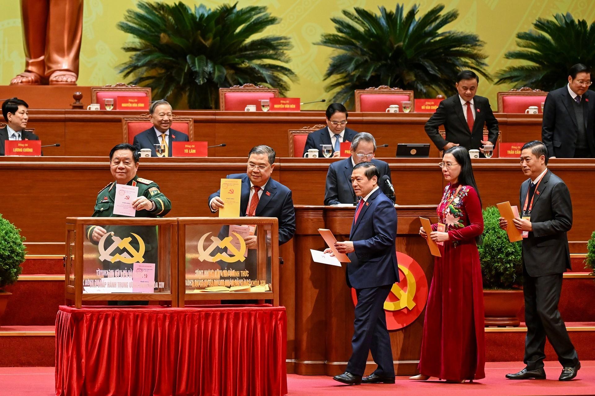 C&aacute;c l&atilde;nh đạo Đảng v&agrave; Nh&agrave; nước bỏ phiếu bầu Ban Chấp h&agrave;nh Trung ương kh&oacute;a XIV.