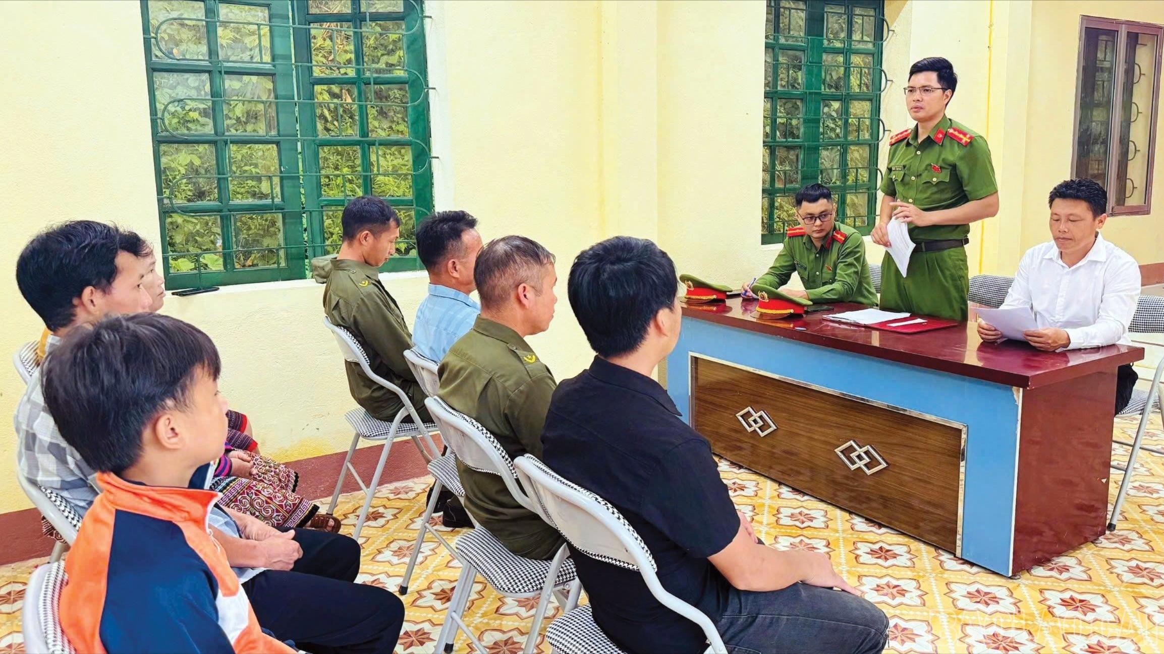 C&ocirc;ng an x&atilde; C&aacute;t Thịnh tham gia họp tổ tự quản về an ninh trật tự, tuy&ecirc;n truyền ph&aacute;p luật trong gi&aacute;o họ Đồng Hẻo.